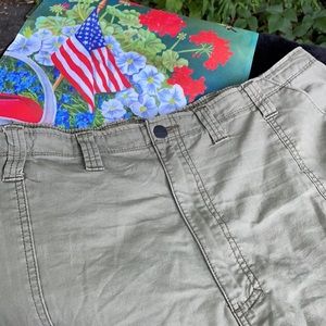 Wrangler Green Khaki Cargo Shorts Mountain logo Back Elastic Waist Mens 44